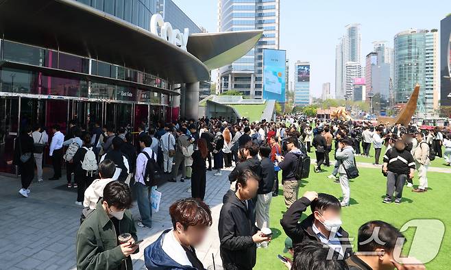 25일 서울 강남구 코엑스에 입점한 식당에서 화재가 발생해 시민들이 밖으로 대피하고 있다. 2025.4.25/뉴스1 ⓒ News1 권현진 기자