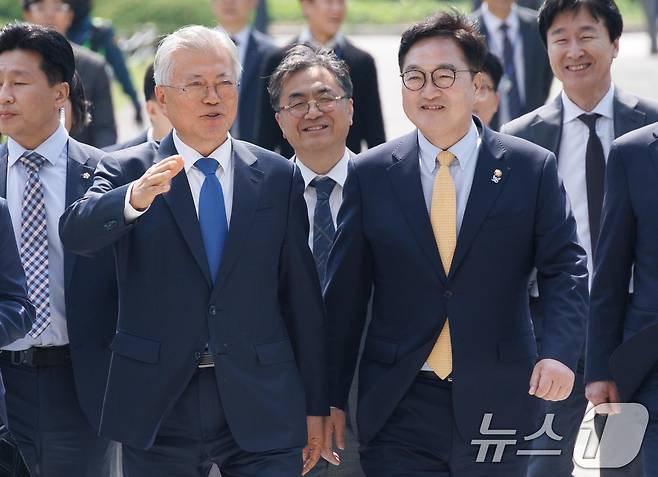 문재인 전 대통령과 우원식 국회의장이 25일 오후 서울 여의도 국회에서 4·27 판문점선언 7주년 기념식에 참석하기 위해 도서관으로 향하고 있다. (공동취재) 2025.4.25/뉴스1 ⓒ News1 안은나 기자