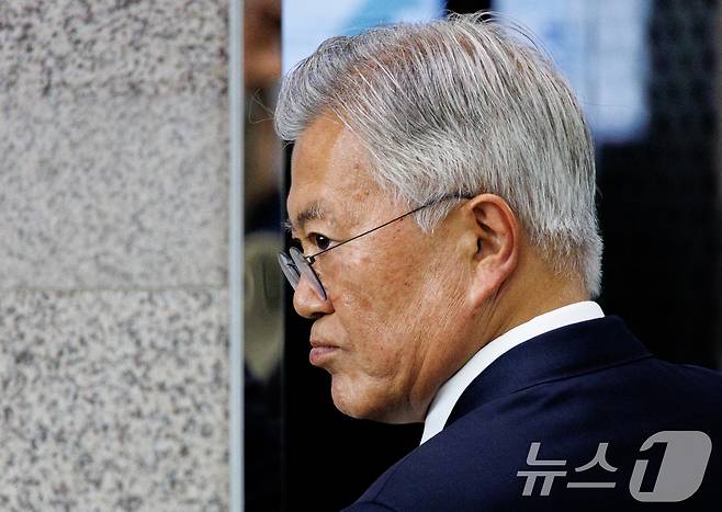 문재인 전 대통령이 25일 오후 서울 여의도 국회도서관에서 열린 4·27 판문점선언 7주년 기념식에 입장하고 있다. (공동취재) 2025.4.25/뉴스1 ⓒ News1 안은나 기자