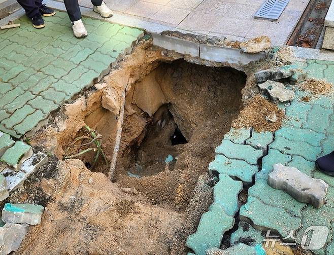 24일 오후 1시쯤 서울 성동구 한양대 재성토목관 앞 도로에서 땅꺼짐이 발생했다(에브리타임 갈무리)