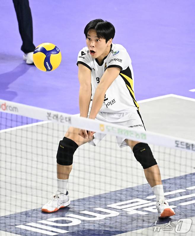 FA 보상선수로 한국전력 유니폼을 입는 정민수. (KOVO 제공)