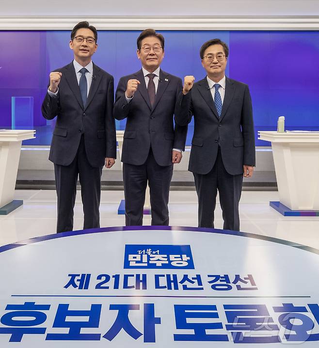 김경수(왼쪽부터), 이재명, 김동연 더불어민주당 대선 경선 후보가 25일 서울 중구 티비조선 스튜디오에서 열린 더불어민주당 제21대 대통령 선거 경선 후보자 TV 토론회에 앞서 기념촬영을 하고 있다. 2025.4.25/뉴스1 ⓒ News1 국회사진취재단