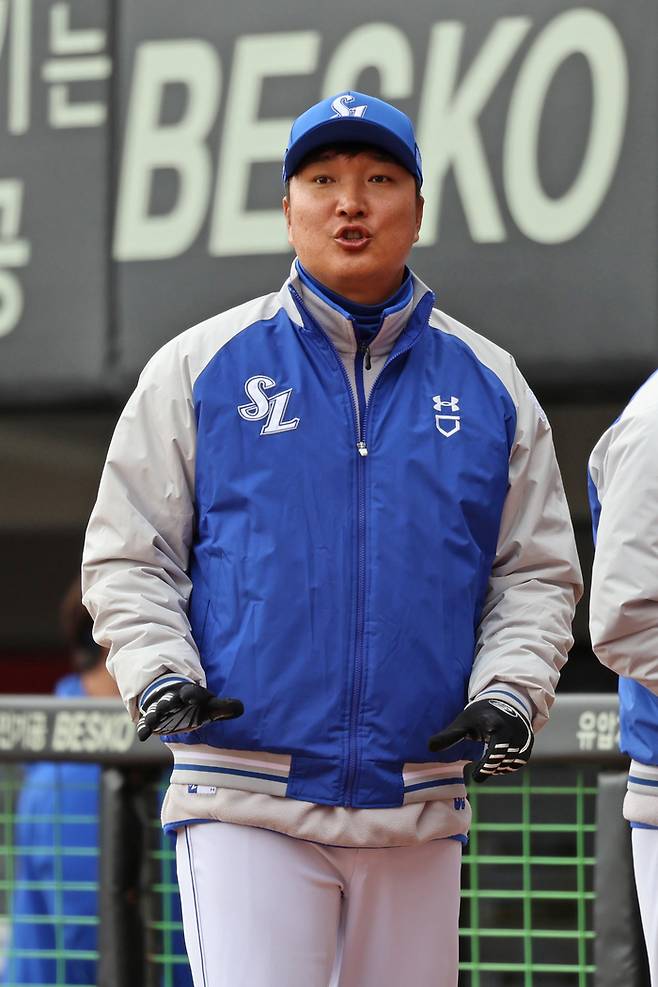 삼성 이진영 코치가 광주-기아 챔피언스 필드에서 열린 2025 KBO리그 시범경기 KIA전에 앞서 선수단 훈련을 지켜보며 사인을 보내고 있다. 사진 | 삼성 라이온즈