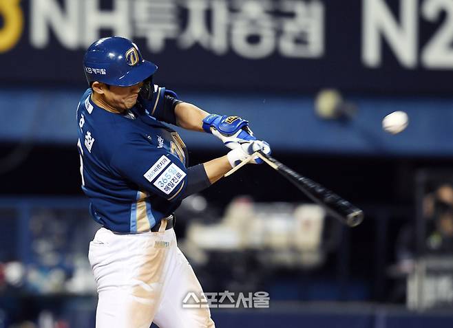 NC 서호철이 24일 잠실구장에서 열린 2025 KBO리그 LG와의 경기 4회초 1사 2-3루 상황에서 LG 선발 치리노스를 상대로 2타점 적시타를 치고 있다. 잠실 | 박진업 기자 upandup@sportsseoul.com
