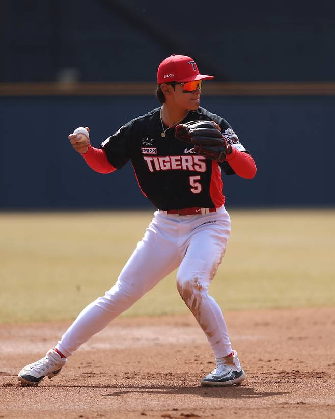 KIA 김도영이 잠실구장에서 열린 2025 KBO리그 시범경기 두산전에서 3루 수비를 소화하고 있다. 사진 | KIA 타이거즈