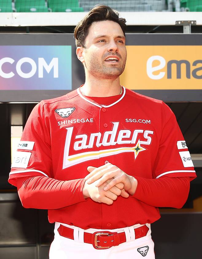 SSG 외국인 타자 맥브룸이 25일 인천SSG랜더스필드에서 선수단을 만나 자기 소개를 하고 있다. 사진 | SSG 랜더스