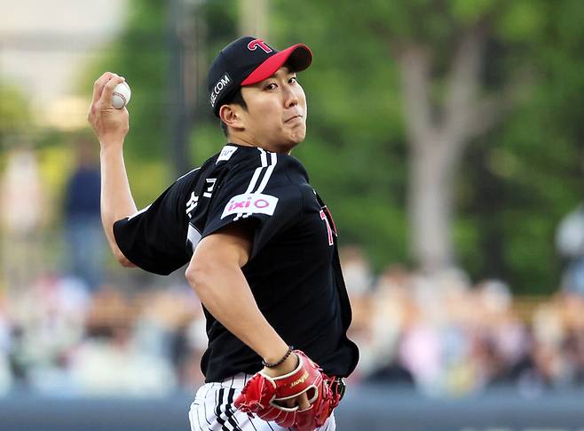 LG 손주영이 25일 광주-기아 챔피언스 필드에서 열린 2025 KBO리그 KIA전에 선발 등판해 역투하고 있다. 사진 | 광주=연합뉴스