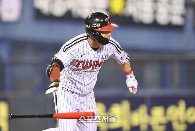 LG 문성주가 23일 잠실구장에서 열린 2025 KBO리그 NC와 경기에서 타격하고 있다. 잠실 | 최승섭기자 thunder@sportsseoul.com