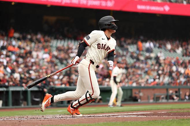 이정후가 1회말 우익선상 2루타를 터뜨리고 있다. AFP연합뉴스