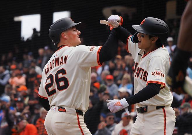 이정후가 5회 투런홈런을 치고 들어오는 맷 채프먼과 팔뚝을 맞대고 있다. Imagn Images연합뉴스