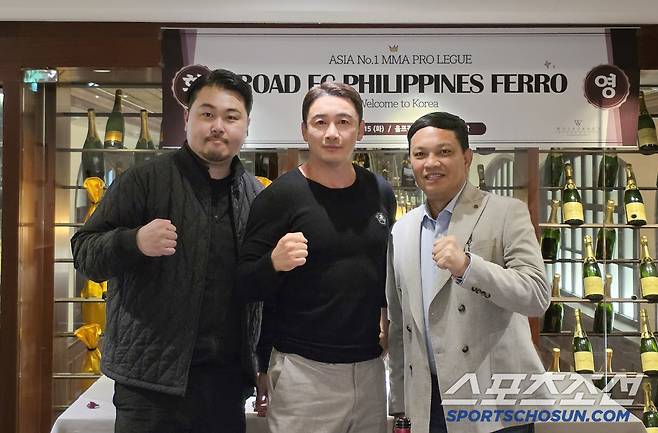 로드FC 서덕호 대표와 정문홍 회장, 알버트 페로 필리핀 법인 대표(왼쪽부터)가 동남아시아 사업에 대해 논의했다. 사진제공=로드FC