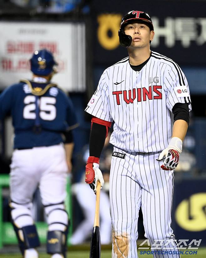 22일 잠실야구장에서 열린 NC와 LG의 경기, 4회말 2사 1,2루 LG 홍창기가 삼진으로 물러나고 있다. 잠실=허상욱 기자wook@sportschosun.com/2025.04.22/