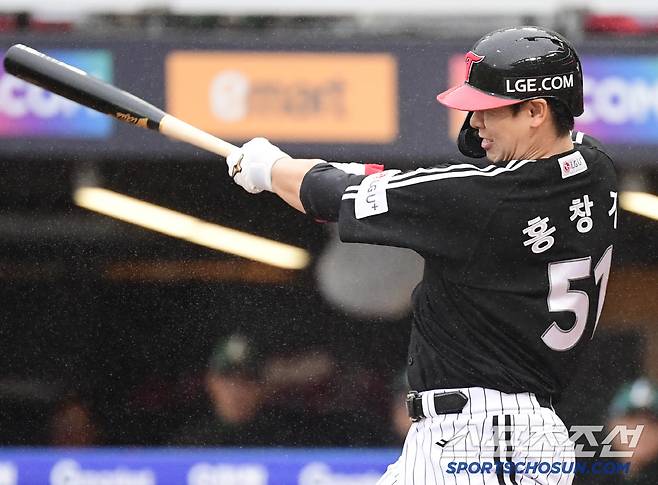 19일 인천 SSG랜더스필드에서 열린 KBO리그 SSG와 LG의 경기. 2회 1타점 적시타 날린 LG 홍창기. 인천=송정헌 기자songs@sportschosun.com/2025.04.19/