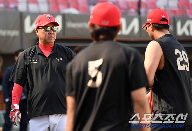 25일 광주 기아챔피언스필드에서 열린 KIA 타이거즈와 LG 트윈스의 경기. 부상에서 복귀한 KIA 김도영이 훈련을 하고 있다. 광주=박재만 기자 pjm@sportschosun.com/2025.04.25/