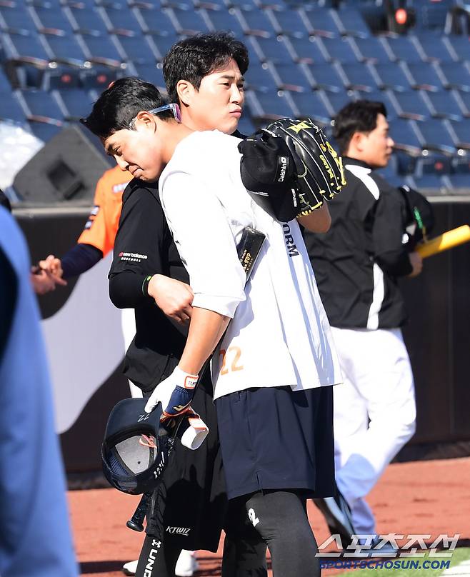 KT 우규민과 인사를 나누는 한화 채은성.