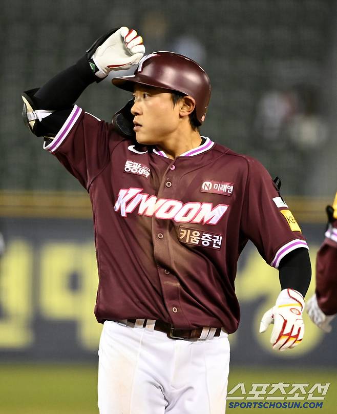 2일 잠실야구장에서 열린 키움과 두산의 경기, 7회초 키움 김태진이 안타를 치고 기뻐하고 있다. 잠실=허상욱 기자 wook@sportschosun.com/2025.04.02/