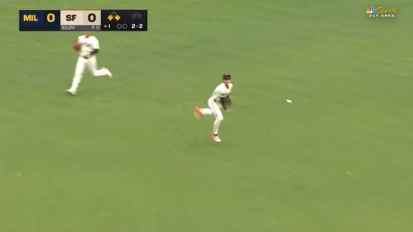 옐리치의 타구를 포구 후 1루로 송구하는 이정후. ⓒNBC