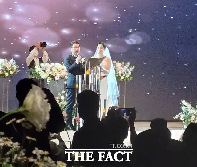 심현섭의 결혼식은 20일 낮 12시 서울 종로구 평창동에 위치한 중식당 하림각에서 진행됐다. 심현섭은 " 청춘시절 헛되이 다 보내고, 늦게 결혼하는 만큼 남들보다 두배 세배 더 행복하게 잘살겠다"고 다짐했다. /강일홍 기자