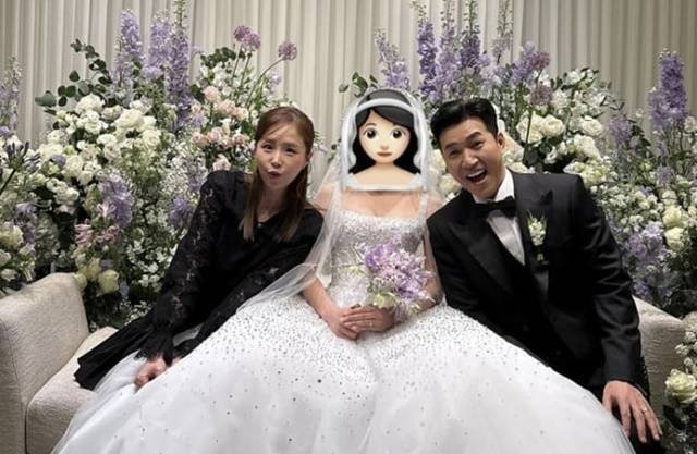 코요태 멤버 신지(왼쪽)는 김종민 결혼식과 에일리 결혼식에 참석하느라 바빴다. 멤버 빽가와 함께 가족 이상의 돈독한 멤버로 활동해온 신지는 김종민 결혼식 축사와 함께 축가도 불렀다. /신지 인스타