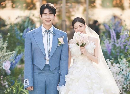 가수 김종민(사진 위)은 같은날 오후 서울 장충동 신라호텔에서 결혼식을, 에일리는 배우 출신 사업가 최시훈과 강남 모 웨딩홀에서 웨딩마치를 울렸다. /유튜브, A2Z엔터테인먼트