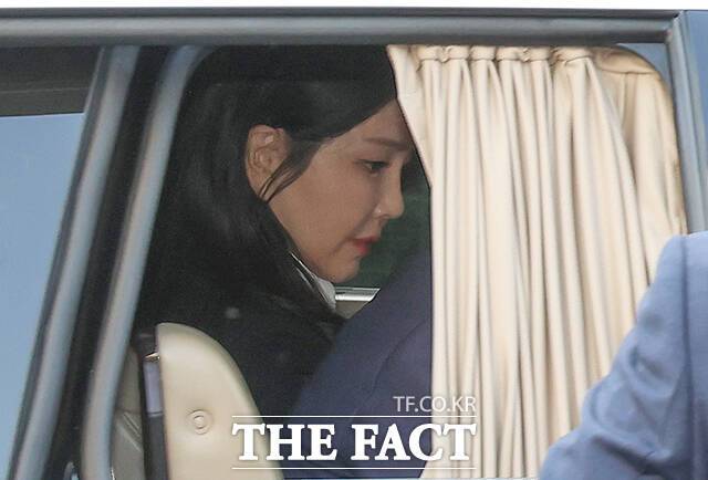 윤석열 전 대통령의 부인 김건희 여사가 11일 오후 서울 용산구 대통령 관저를 떠나고 있다. /서예원 기자