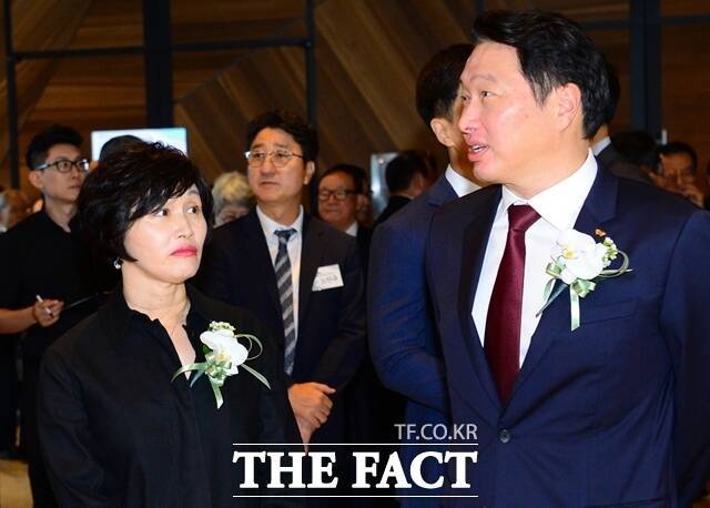 최태원 SK그룹 회장의 동생 최기원 행복나눔재단 이사장이 지난주에 이어 SK㈜ 주식을 추가 매수했다. /더팩트 DB