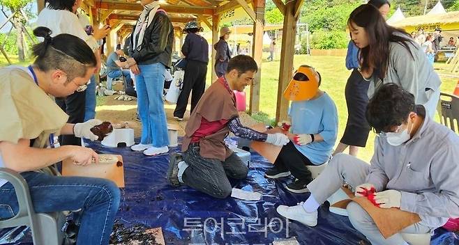 석장리구석기축제에서 석기 만들기 체험을 하는 아이들/사진-공주시