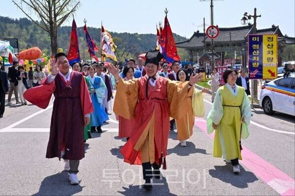 용문산 산나물축제 행진(좌로부터 황선호 의장, 전진선 양평군수, 오헤자 부의장)/투어코리아뉴스 정명달 기자