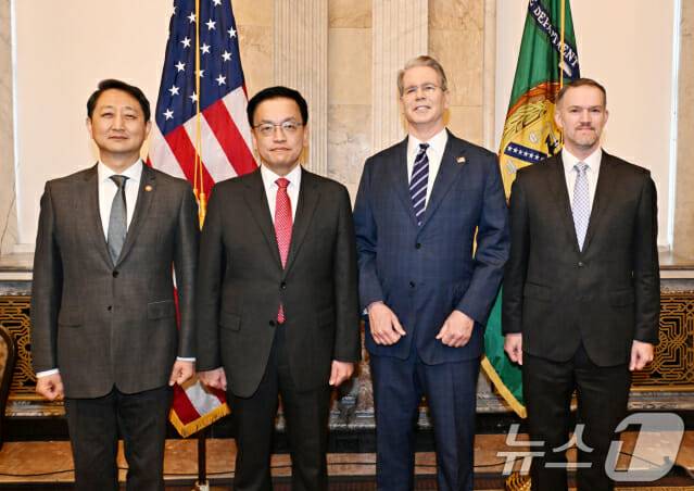 주요 20개국(G20) 재무장관회의 및 국제통화금융위원회(IMFC)'에 참석차 미국 워성턴D.C.를 방문중인 최상목 부총리 겸 기획재정부 장관이 안덕근 산업통상자원부 장관과 함께 24일(현지시간) 미국 재무부에서 열린 '한-미 2+2 통상협의(Trade Consultation)' 참석, 스콧 베센트 미국재무장관, 제이미슨 그리어 미국무역대표부(USTR) 대표와 회의시작에 앞서 기념사진을 촬영하고 있다. (기획재정부 제공. ) 2025.4.24/뉴스1 ⓒ News1 김명섭 기자