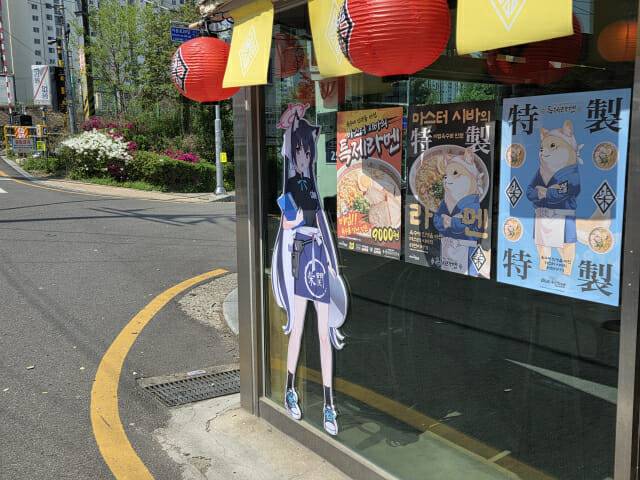 아비도스 고교 1학년 쿠로미 세리카의 등신대와 시바사키 라멘 포스터가 눈에 띈다.