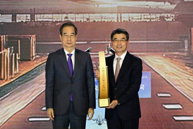 제61회 무역의 날 기념식에서 250억불 '수출의 탑'을 수상한 후 (좌측부터) 한덕수 국무총리와 기아 송호성 사장이 기념촬영을 하고 있다. (사진=기아)