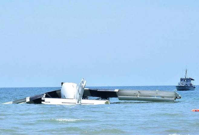 25일(현지시간) 오전 8시께 태국 방콕 남쪽 쁘라쭈압키리칸주 해안에서 훈련 도중 바다에 추락한 태국 경찰 소속 소형 항공기가 두 동강이 난 모습. 이 비행기에 탄 경찰관 6명 중 5명이 숨지고 1명이 중상을 입었다. 연합뉴스