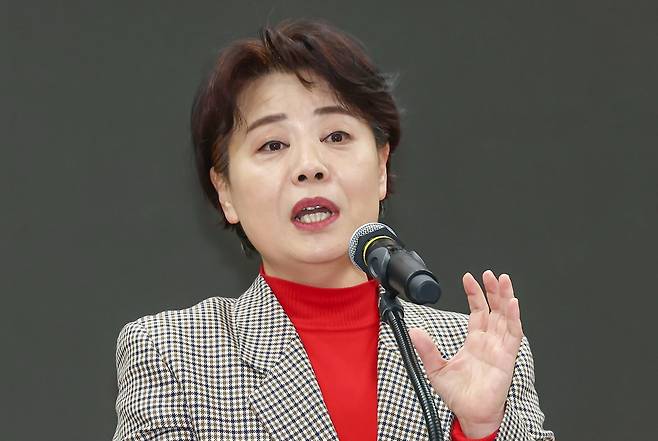 윤희숙 여의도연구원장이 지난 2월 18일 오전 서울 여의도 국회 의원회관에서 열린 '창립 30주년 여의도연구원 연속토론회, 국민 위에 군림하는 국가기관 정상인가?'에서 개회사를 하고 있다./뉴스1