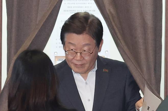 더불어민주당 이재명 전 대표가 17일 국회 본회의에서 상법 개정안과 내란·명태균 특검법 등 재의요구 법안에 대해 투표하고 있다./연합뉴스