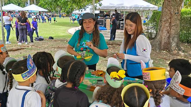 국제청소년연합(IYF) 산하 굿뉴스코 푸에르토리코 해외봉사단 단원인 조연아씨가 22일 지구의 날을 맞아 현지 유치원생들에게 나무 심기의 중요성에 대해 설명하고 있다. /IYF 굿뉴스코 해외봉사단