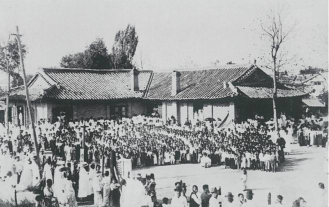 1911년 세워진 'ㄱ'자 형태 한옥 예배당. 'ㄱ'자로 꺾인 부분의 강대상의 좌우로 남성과 여성의 좌석을 구분했다. /전주서문교회