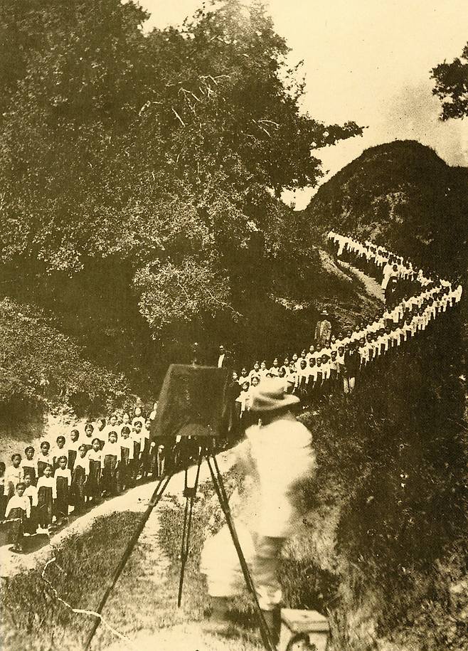 1920년대 기전여학교 학생들이 서문교회 주일예배에 참석하기 위해 줄지어 언덕을 내려오는 모습. /전주서문교회