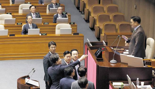 우원식 국회의장이 24일 국회 본회의에서 한덕수 대통령 권한대행 국무총리의 추가경정예산안 시정연설 뒤 발언을 하자 국민의힘 권성동 원내대표가 연단 앞으로 나와 우 의장에게 항의하고 있다./국회사진기자단