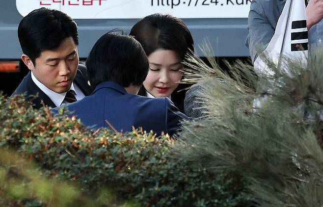 윤석열 전 대통령 부인 김건희 여사가 지난 11일 한남동 관저를 퇴거해 사저인 서울 서초구 아크로비스타로 들어서며 지지자들과 인사를 나누고 있다./뉴스1