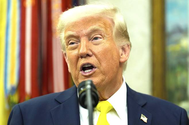 도널드 트럼프 미국 대통령이 시작한 글로벌 관세 협상의 악영향은 예상보다 장기화될 가능성이 있다고 전문가들은 예상한다. 사진은 트럼프 대통령이 지난 4월 18일 백악관에서 기자단과 이야기하는 모습./AP 연합뉴스