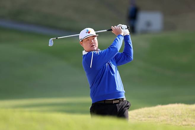 임성재가 25일 경기도 파주 서원밸리 컨트리클럽에서 열린 KPGA투어 우리금융 챔피언십 2라운드 11번 홀에서 아이언 샷을 하고 있다. /KPGA