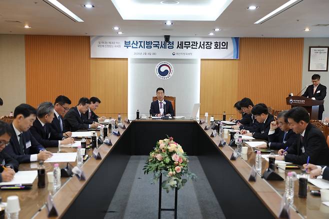 이동운 부산지방국세청장이 지난 2월 세무관서장 회의를 주관하고 있다./부산지방국세청 제공