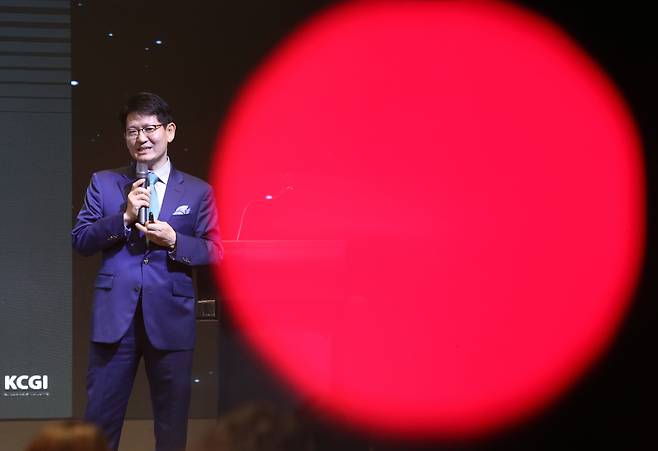 강성부 KCGI 대표가 2020년 2월 20일 서울 여의도 글래드호텔에서 열린 기자간담회에 참석해 발표하고 있다. / 뉴스1