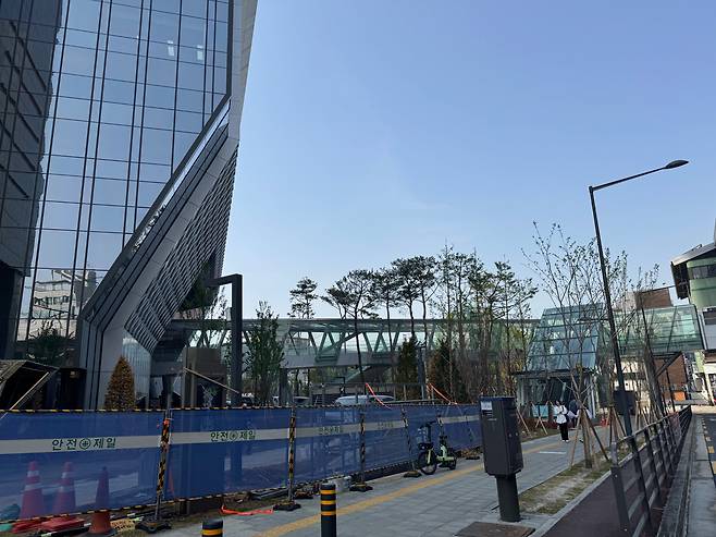 지난 24일 오전 9시 서울 지하철 2호선 구의역과 지상 연결통로로 이어진 리마크빌 복합개발단지 공사가 이뤄지고 있다. /사진=박지윤기자