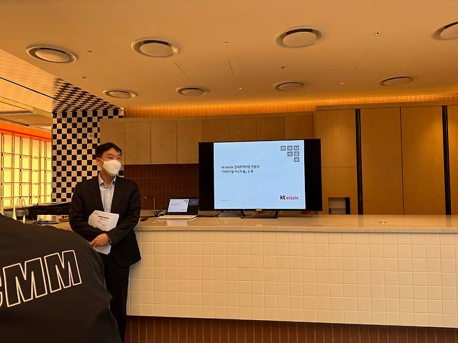 지난 24일 오전 10시 서울 광진구 자양동 리마크빌 이스트폴 8층에서 서정욱 KT에스테이트 임대주택사업팀 팀장이 기업형 임대주택 현황에 대해 소개하고 있다. /사진=박지윤기자
