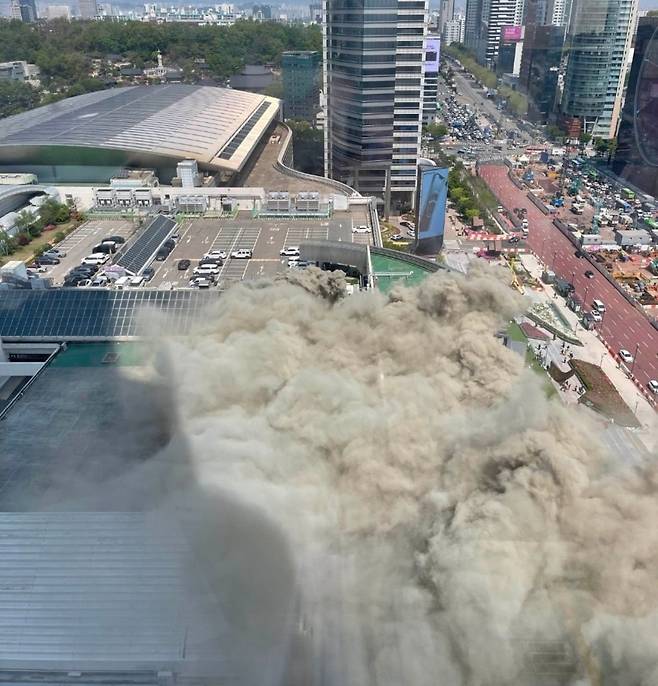 25일 오전 서울 강남구 코엑스에서 화재가 발생했다. /인터넷 캡처