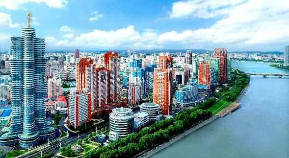 북한 평양의 미래과학자거리. 가장 왼쪽 편 건물이 53층 '은하 아파트'. /노동신문·뉴스1