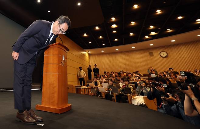 유영상 SK텔레콤 사장이 25일 서울 중구 SKT 사옥에서 열린 기자간담회에서 고개를 숙이고 있다./뉴스1