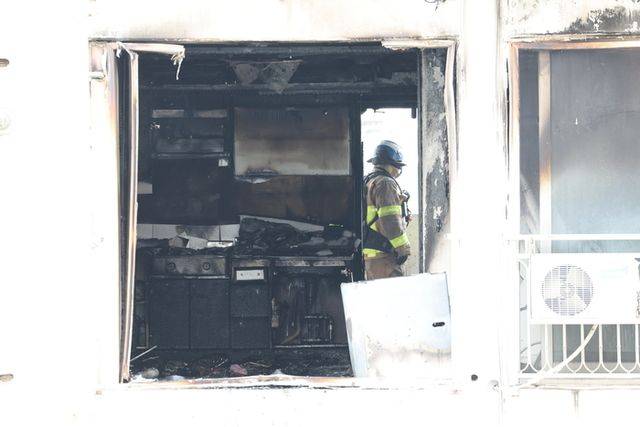 지난 21일 서울 관악구 봉천동 한 아파트에서 화재가 발생해 내부가 검게 그을려 있다.ⓒ연합뉴스