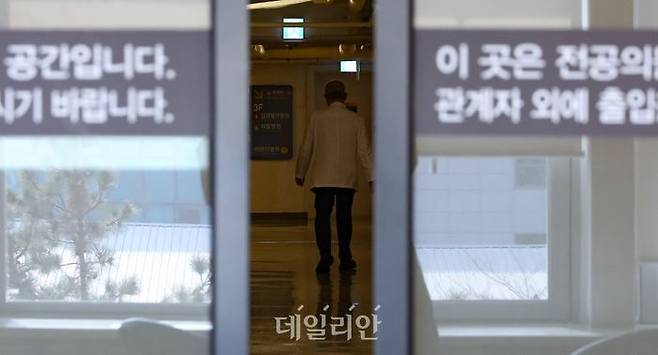 서울 시내 한 대학병원 전공의 전용 공간에서 의료진이 이동하고 있다. ⓒ뉴시스